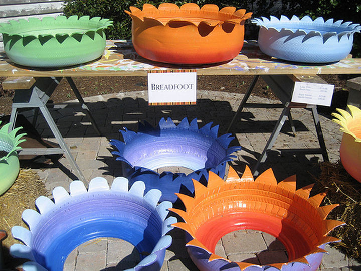 Create flower petal tire flower pots.