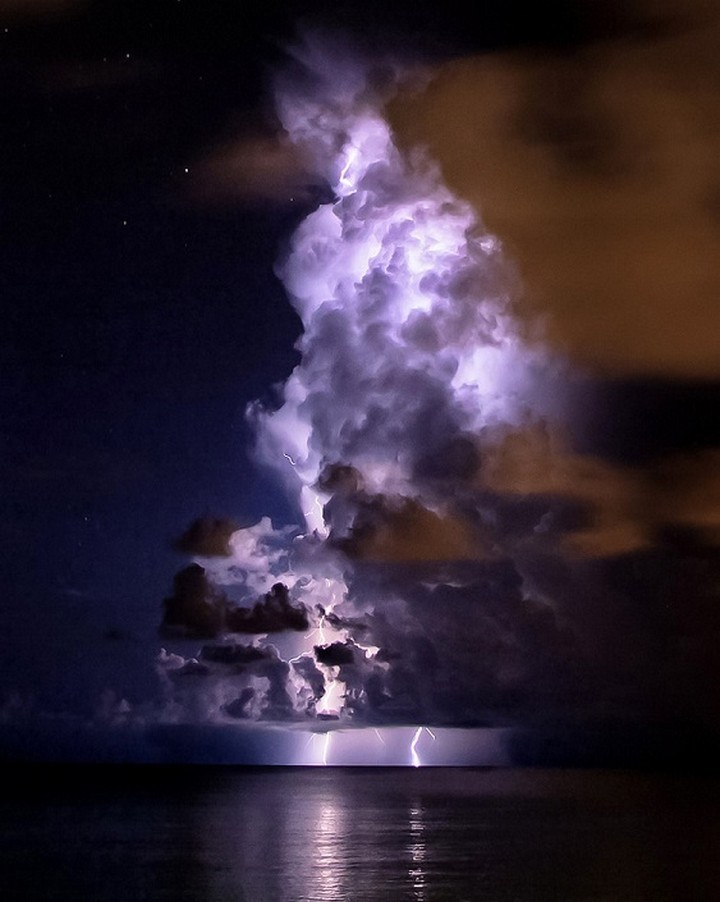21 Awe-Inspiring Photos - A magnificent thunderstorm displaying all of its fury.