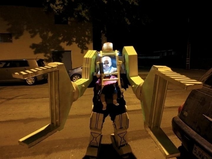 21 Hilarious Parents - Ripley costume from Aliens. Epic costume for dad and his toddler.