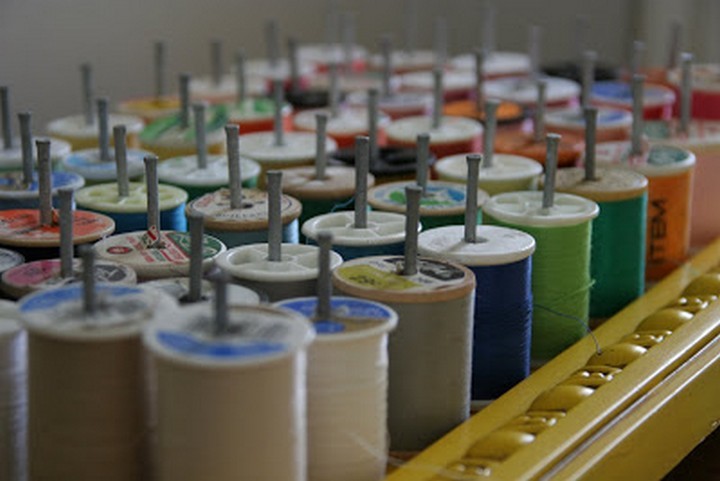46 Useful Storage Ideas - Keep your sewing thread neatly organized with DIY framed thread holder.
