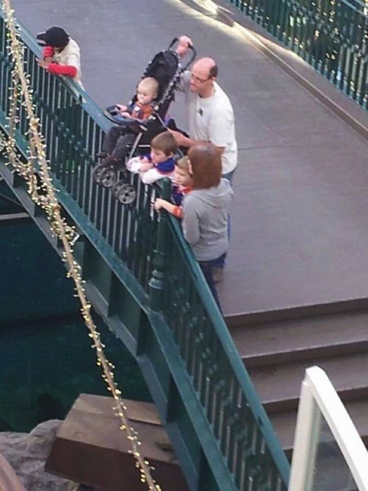 34 Parenting Fails - Hold on tight, dad.