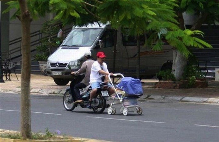 34 Parenting Fails - Taking the baby out for a stroll.