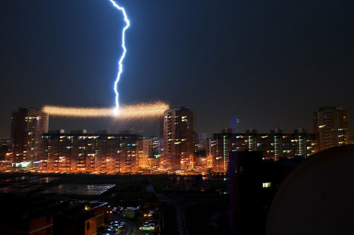 13 Perfectly Timed Photos - Electrifying.