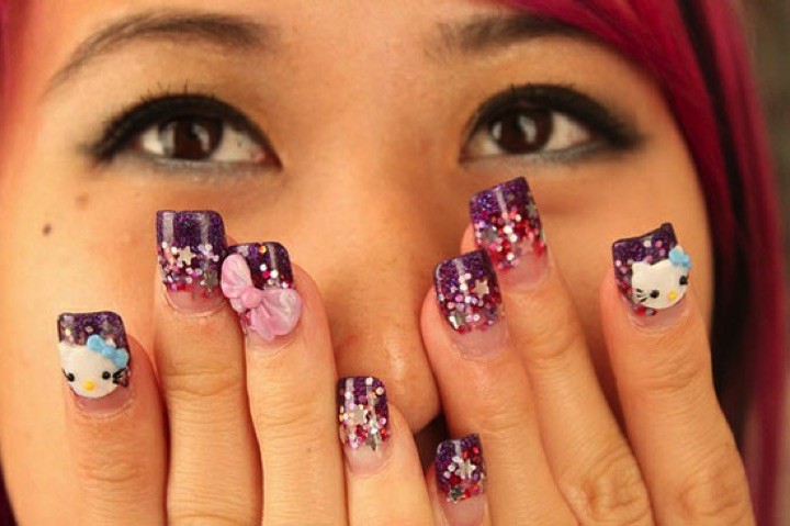 14 Hello Kitty Nails - Glittering Hello Kitty nails.