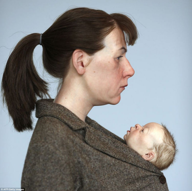 Artist Ron Mueck Creates Hyper Realistic Sculptures of People