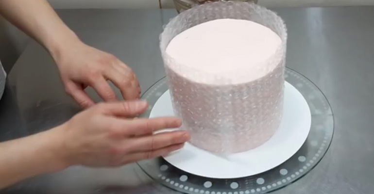 Create a Basket Cake With This Decoration Using Bubble Wrap.