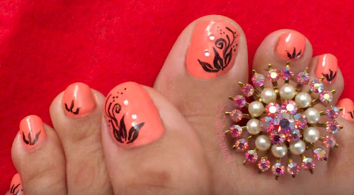 13 Pedicure Designs - Elegant peachy floral design.