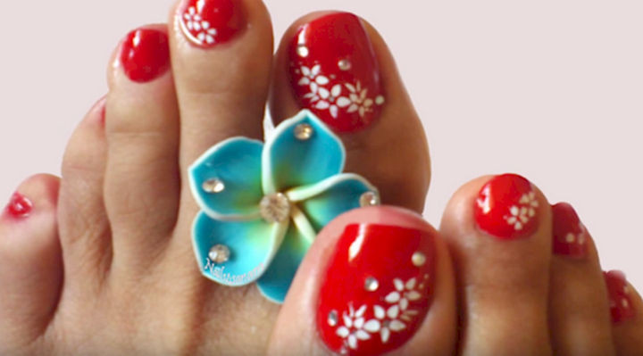 13 Pedicure Designs - Sexy red nails.