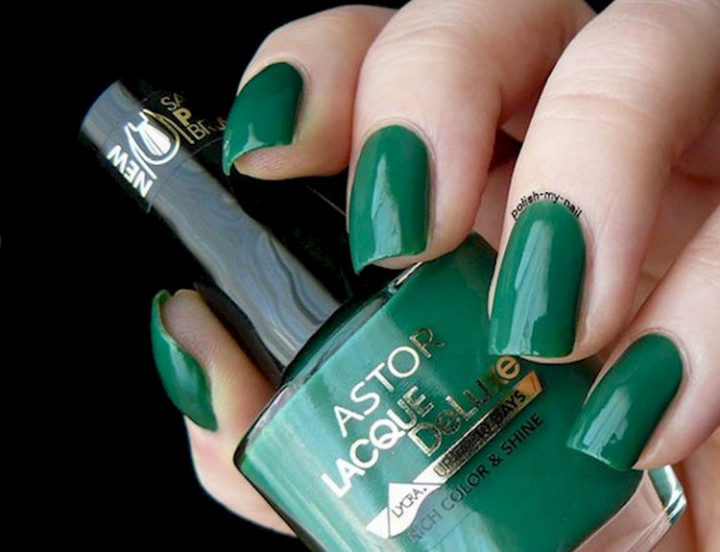 18 Green Manicures - A gorgeous solid forest green manicure.