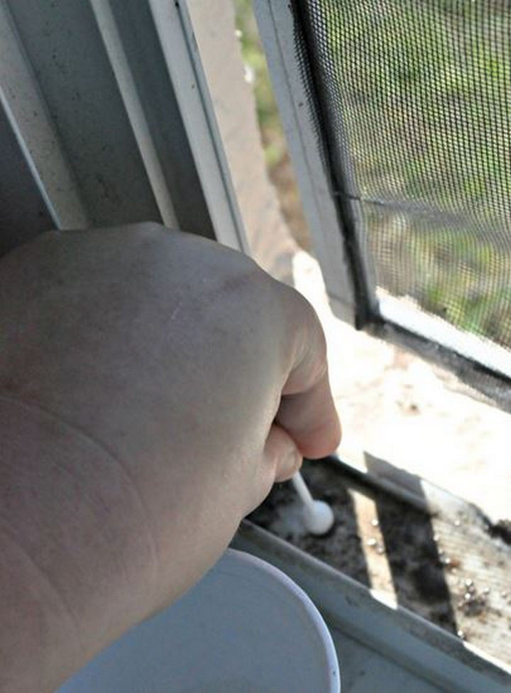 35 House Cleaning Tips - How to clean dirt from window tracks.