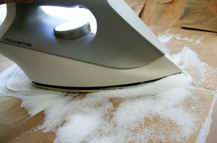 35 House Cleaning Tips - Cleaning your iron.