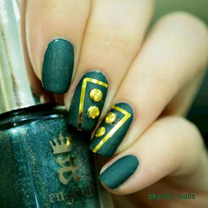 18 Beautiful Green Nails for Fall - Green and gold looks great together.