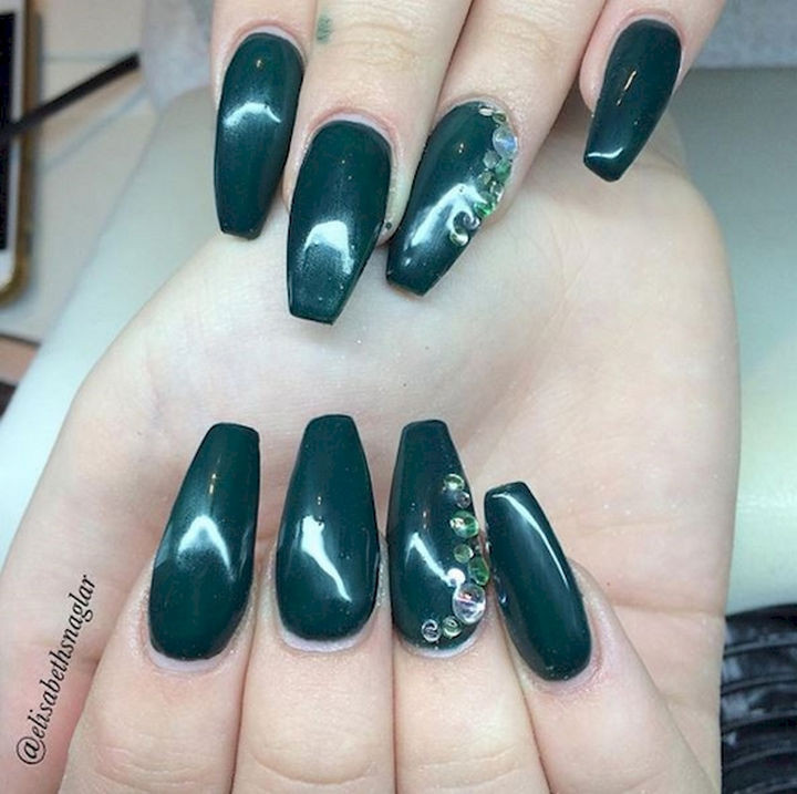 18 Beautiful Green Nails for Fall - Dark green nails are terrific for autumn.