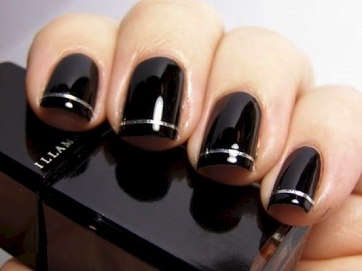 20 Metallic Nails - Black glossy nails with shimmering silver.