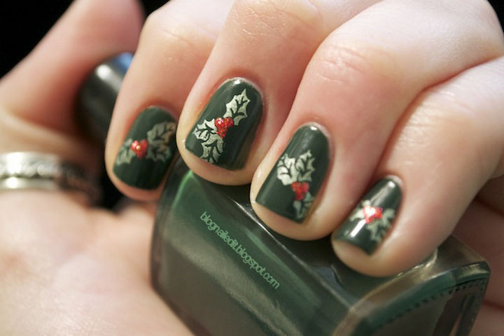 Have a holly, jolly Christmas with this Christmas manicure.