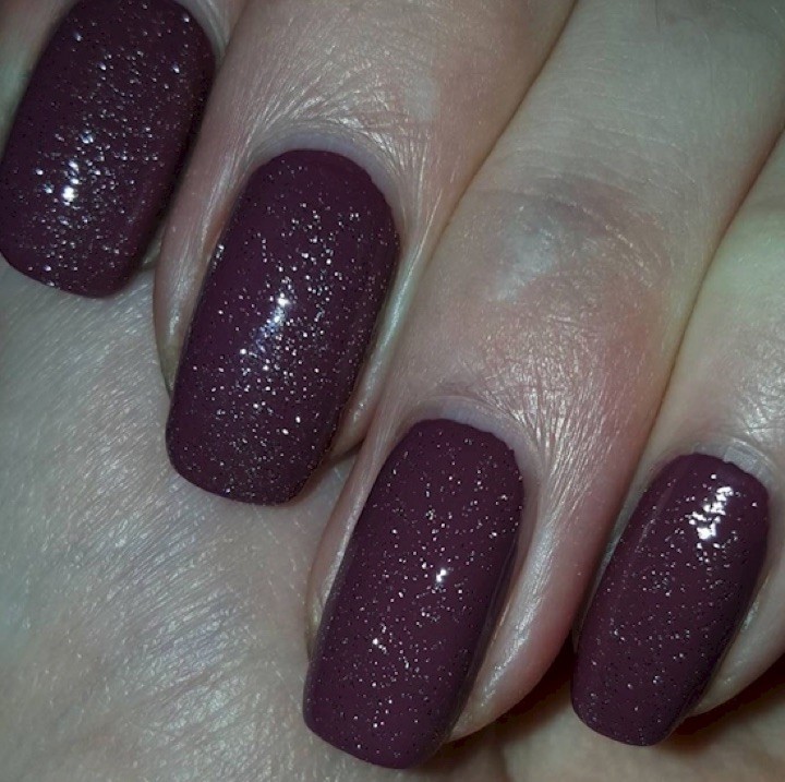17 Extravagant Mauve Nail Manicures - Give your polish a little sparkle.