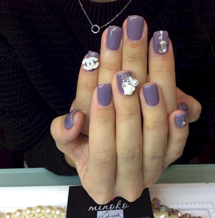17 Extravagant Mauve Nail Manicures - Bringing out the bling.