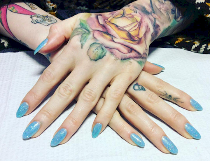 18 Ice Blue Nails - Unleash your inner rock star with these icy blue beauties.