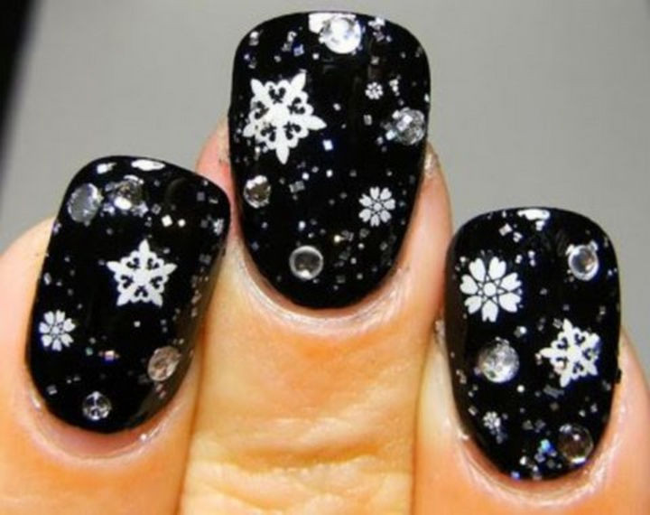 39 Winter Nails - Stunning winter snowflakes.
