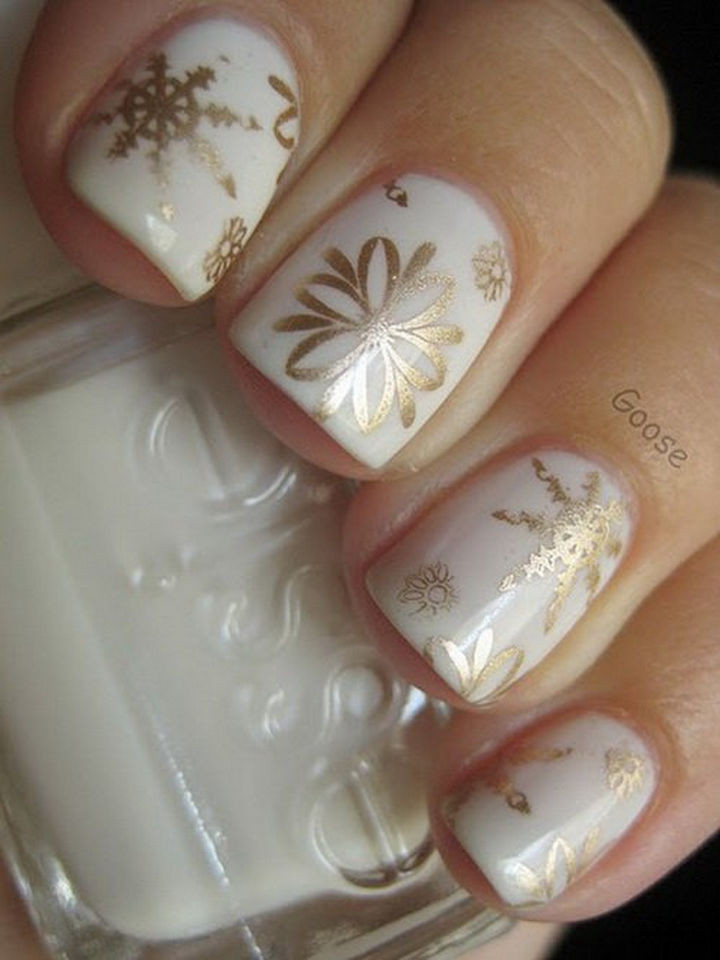 39 Winter Nails - Golden snowflakes.