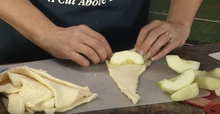 She Wraps an Apple Slice with Crescent Roll Dough and Creates an Awesome Dessert. OMG, so Good!