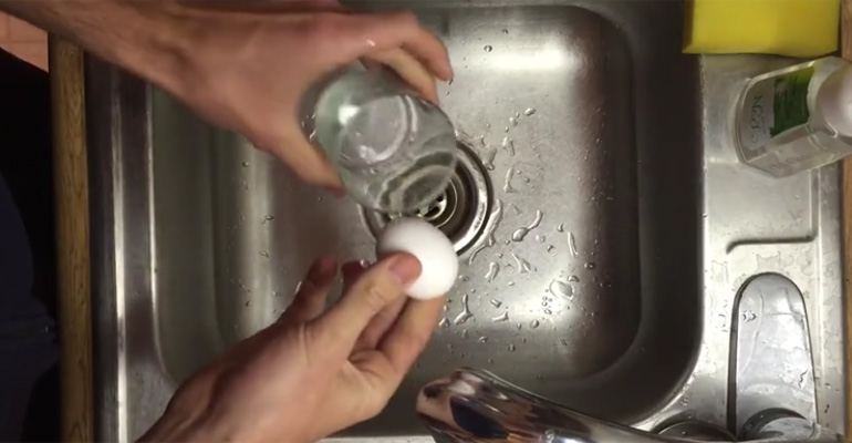 Learn How to Peel Hard Boiled Eggs in Only Seconds Using This Incredible Technique!