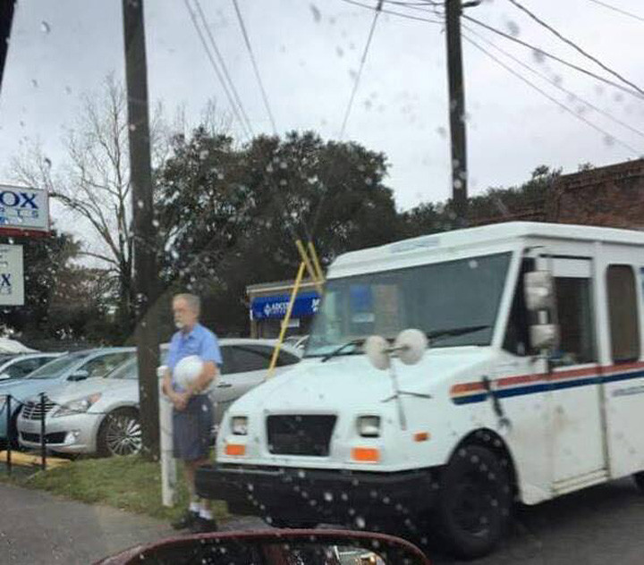 Photo of Respectful Postman Is Going Viral for a Touching Reason.