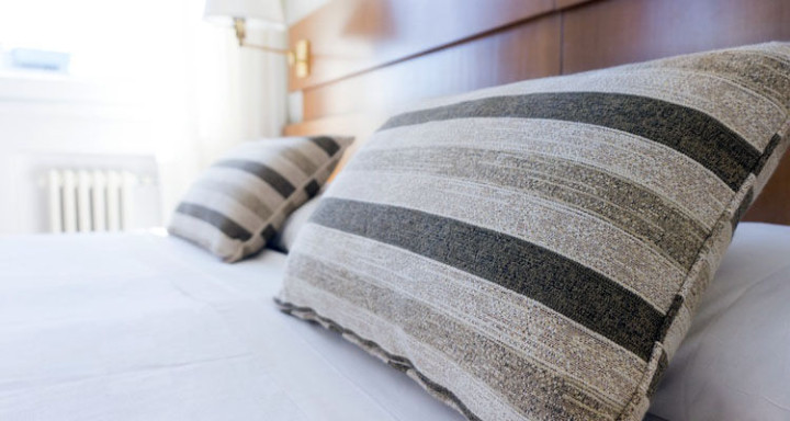 10 Daily Habits of Happy Couples - Go to bed at the same time.