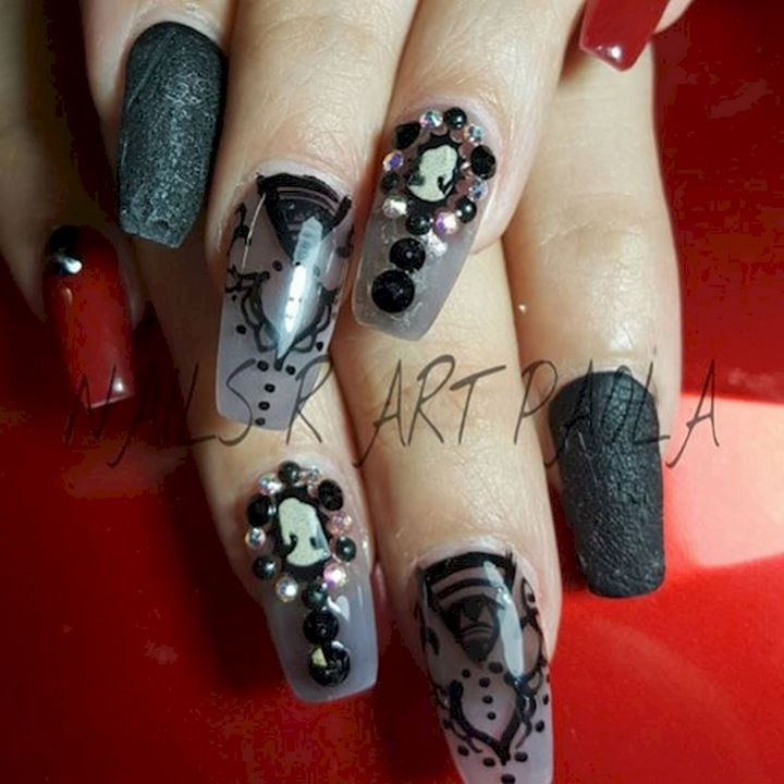 18 3D Nails - Stylish swirling black and gold nails.