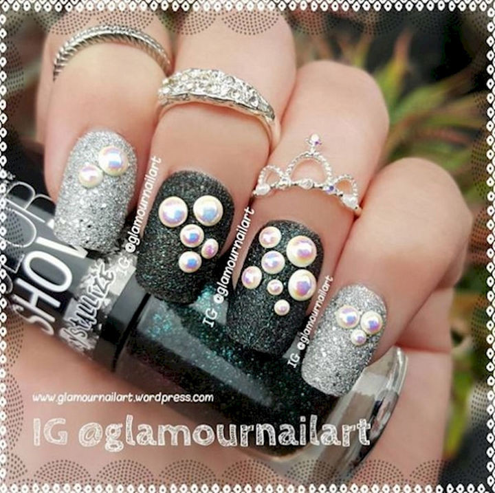 18 3D Nails - Steal the limelight with these elegant textured nails.