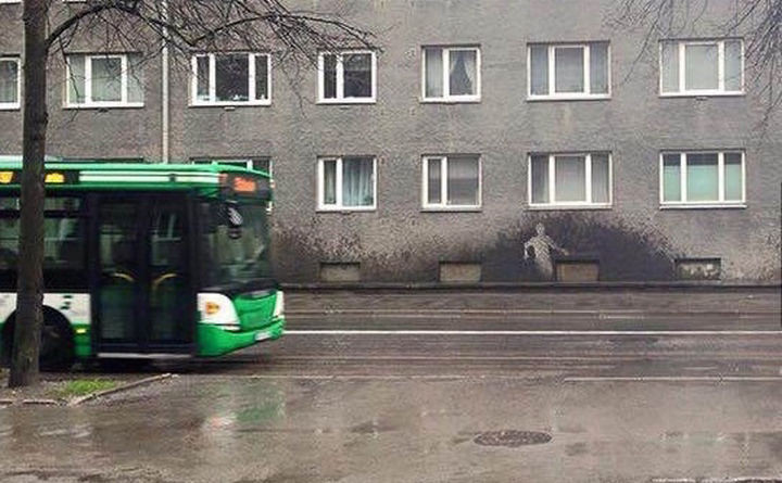 28 Perfectly Timed Photos of People Having a Bad Day - Somebody had a bad day on the walk to work.