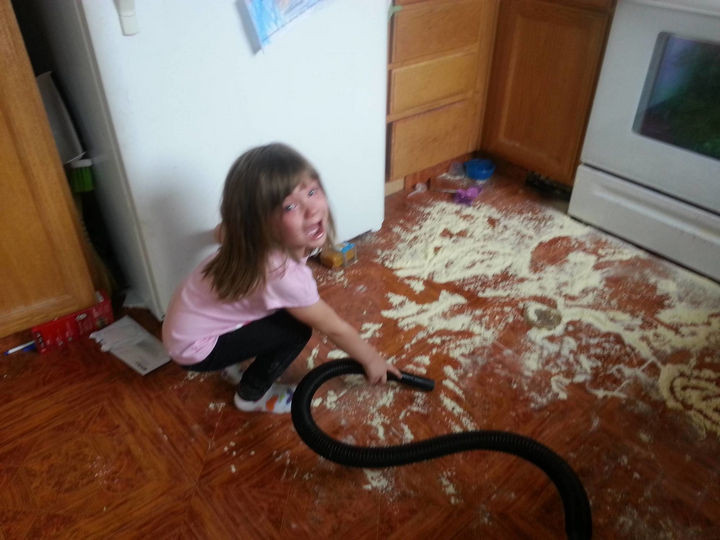 28 Perfectly Timed Photos of People Having a Bad Day - Dumping baby formula on the floor + having to clean it up + afraid of the vacuum = a really bad day.