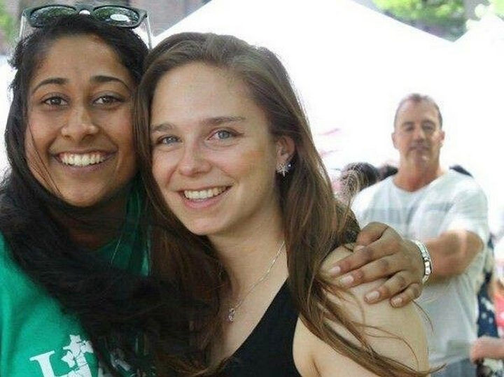 28 Perfectly Timed Photos of People Having a Bad Day - A perfect illusion or this guy has the longest arm ever.