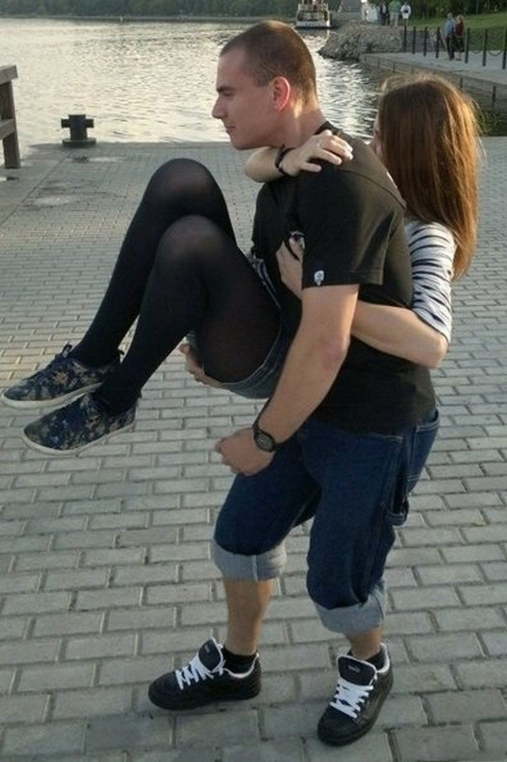 31 Hilariously Misleading Photos - That is not a girl carrying her boyfriend.