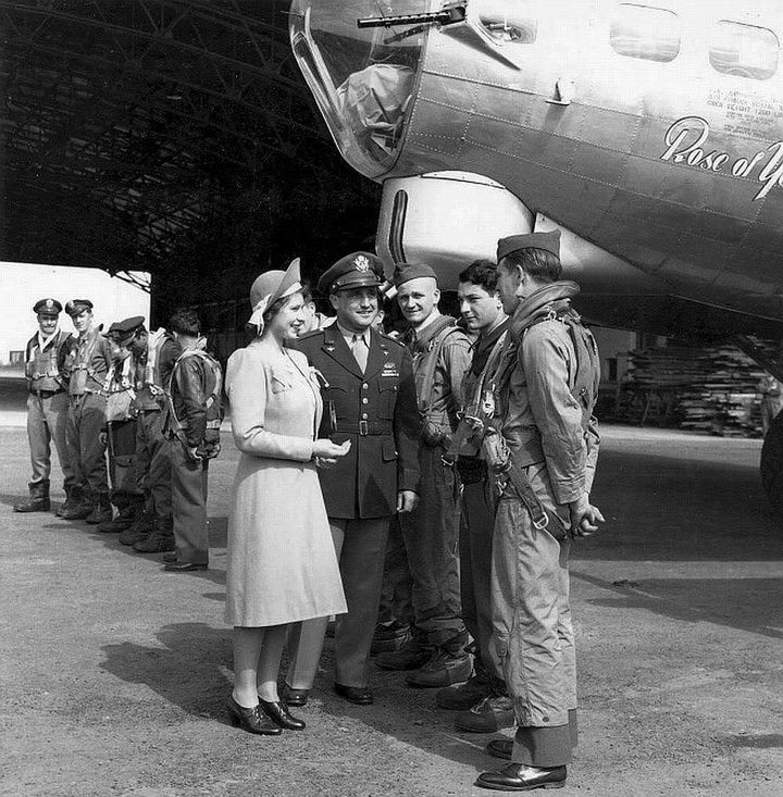 35 Rare Historical Photos - 1944: Princess Elizabeth visits an American air base in England during the second world war.