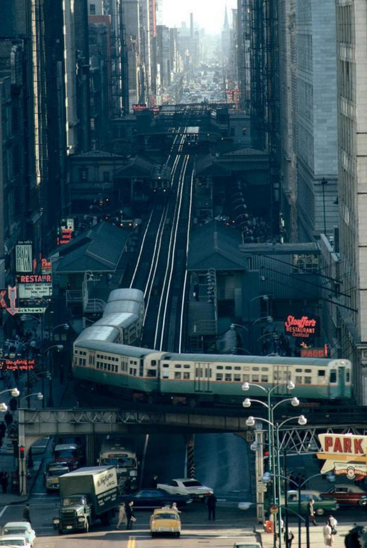 35 Rare Historical Photos - 1967: A busy day on the streets of Chicago.