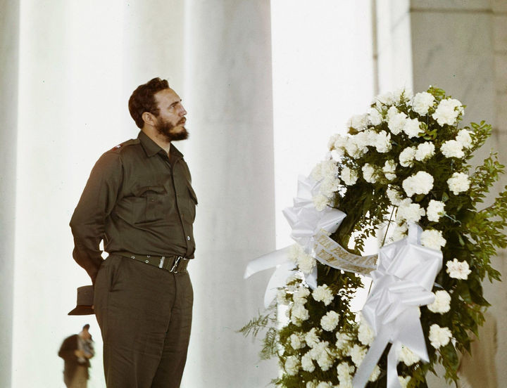 35 Rare Historical Photos - 1959: Fidel Castro, the political leader of Cuba from 1959 to 2008, visiting the Thomas Jefferson Memorial in Washington, DC.