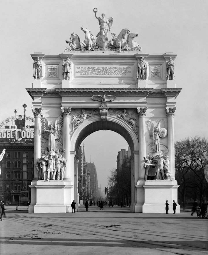 35 Rare Historical Photos - 1899: The Dewey Arch was a magnificent triumphal arch that stood in Madison Square in NYC, which celebrated the victory in the Battle of Manila Bay at the Philippines. It quickly began to deteriorate and was demolished in 1900 because of a lack of funds required to repair it.