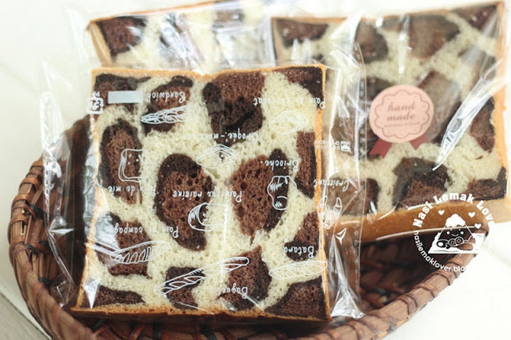 Leopard bread also makes a great gift by wrapping them in cellophane paper.
