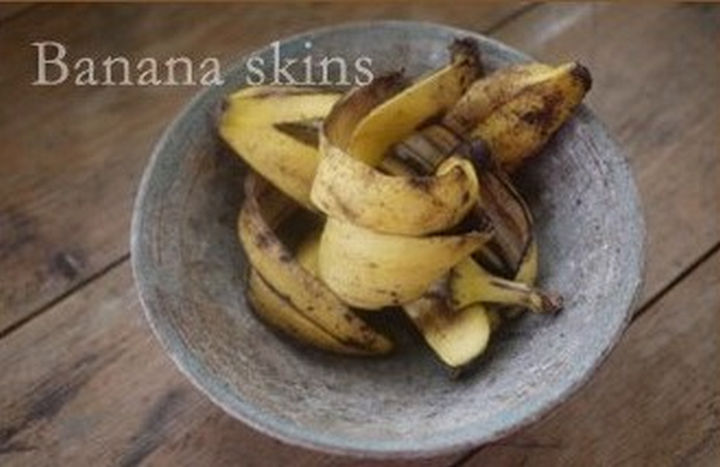 14 DIY Gardening Tips & Projects - Improve your garden soil with banana skins.