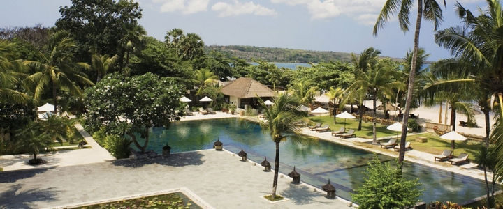 35 Epic Swimming Pools From Around the World - Belmond Jimbaran Puri resort in Bali, Indonesia.