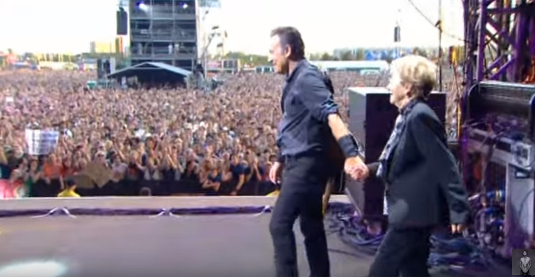 Bruce Springsteen Gets a Glimpse of His 90-Year-Old Mother Off Stage. Watch What He Does…