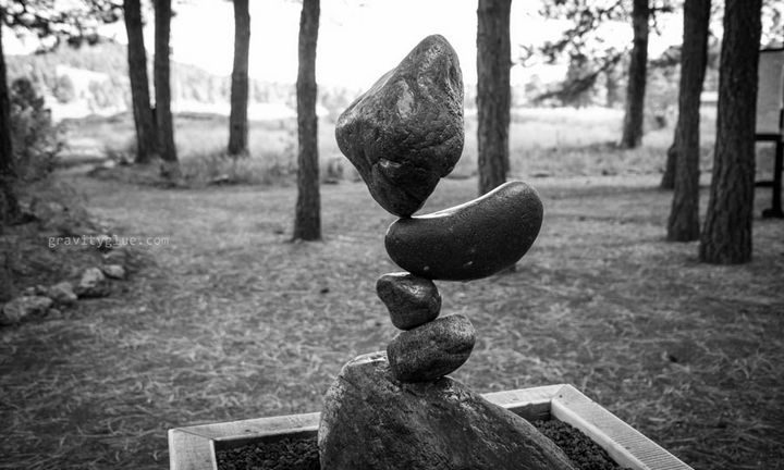 Marvel at the unbelievable art he creates with rock balancing - Photo 2.