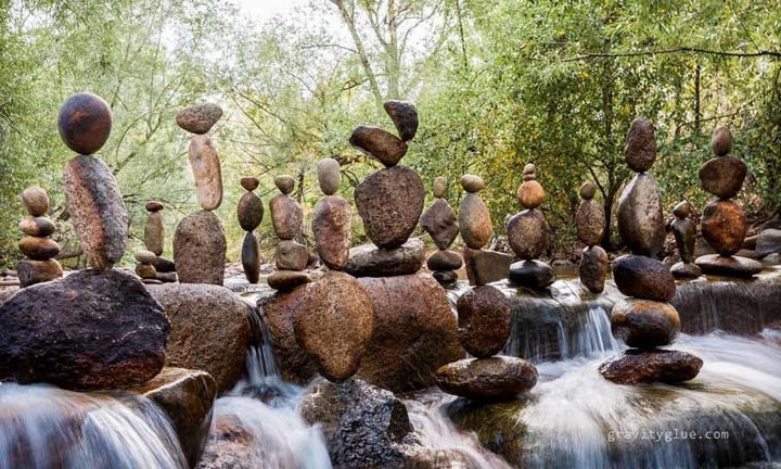 Marvel at the unbelievable art he creates with rock balancing - Photo 3.