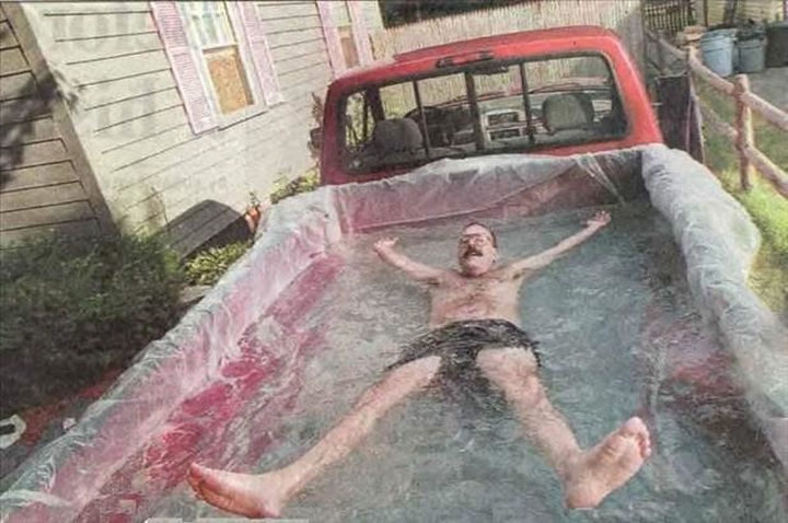 18 Funny Life Hacks - Cooling off in a DIY pool.