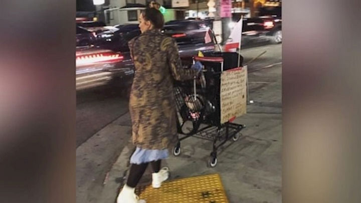 20 Photos Will Restore Your Faith In Humanity - This woman who took care of a homeless man's cart while he received treatment after collapsing on the ground.