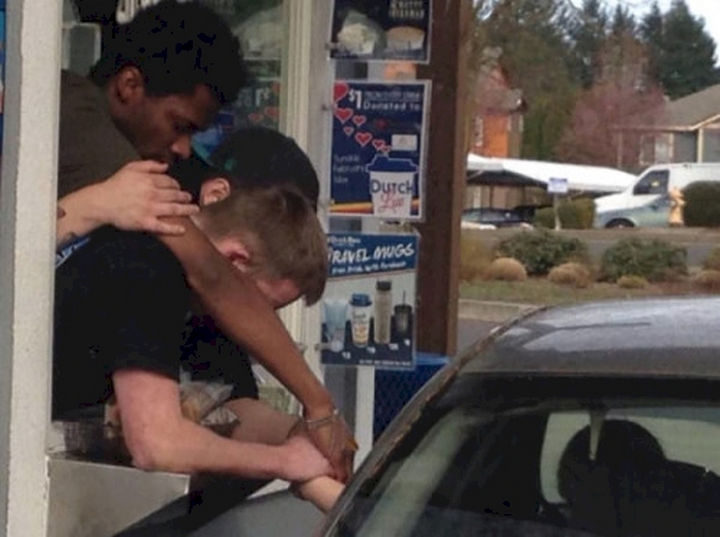 20 Photos Will Restore Your Faith In Humanity - These Dutch Bros Coffee employees praying with a grieving woman who had just lost her 37-year-old husband the night before.