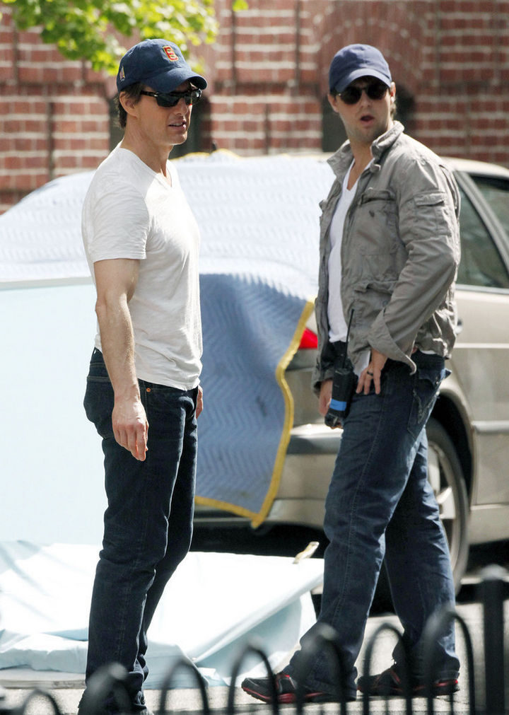 23 Celebrities Hanging Out With Their Stunt Doubles - Tom Cruise with his stunt double on the set of "Knight and Day."