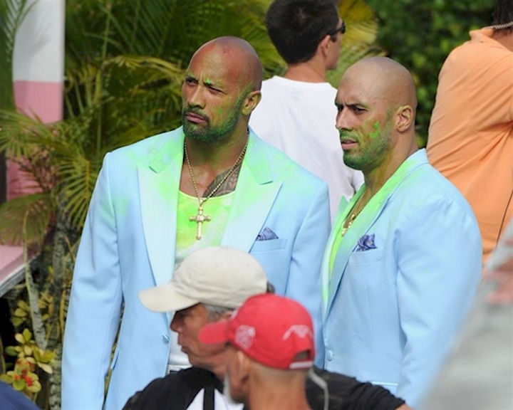 23 Celebrities Hanging Out With Their Stunt Doubles - Dwayne Johnson preparing for a scene with his stunt double on the set of "Pain & Gain."