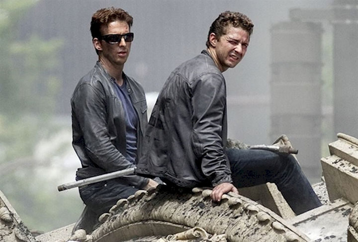 23 Celebrities Hanging Out With Their Stunt Doubles - Shia LaBeouf with his stunt double on the set of "Transformers."